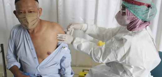 Indonesia starts COVID boosters for elderly, others at risk