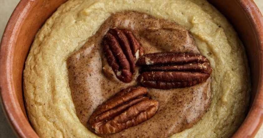 Stabilise your blood sugar with this pecan pie baked oats recipe