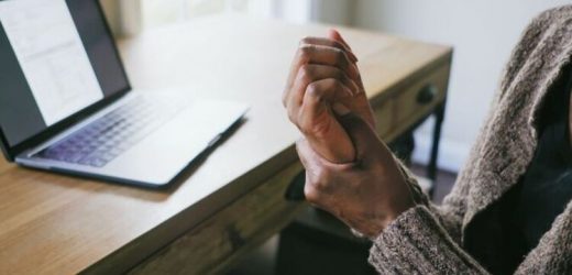 Arthritis: The sign on the back of your fingers – symptoms