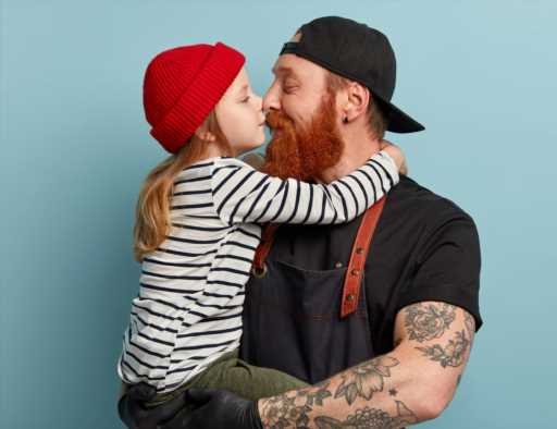 Should Parents Let Their Kids Kiss Them on the Lips? Reddit Has Some Important Thoughts