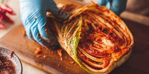 What are the effects of kimchi on human health?