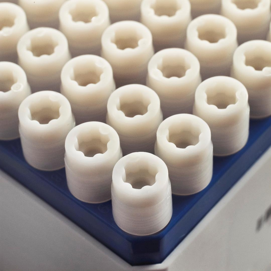 Externally threaded cryogenic sample storage tubes